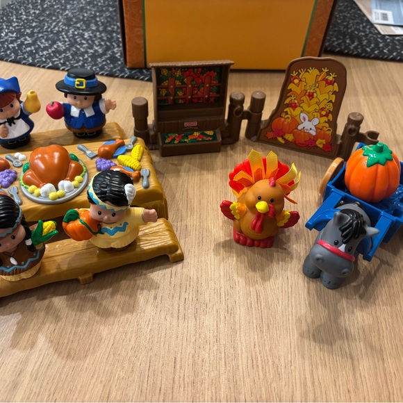 Fisher-Price Little People Thanksgiving Celebration Playset from 2006. - Picture 3 of 3